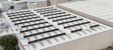 Instalación fotovoltaica de 64 kWp sobre cubierta curva en Barcelona