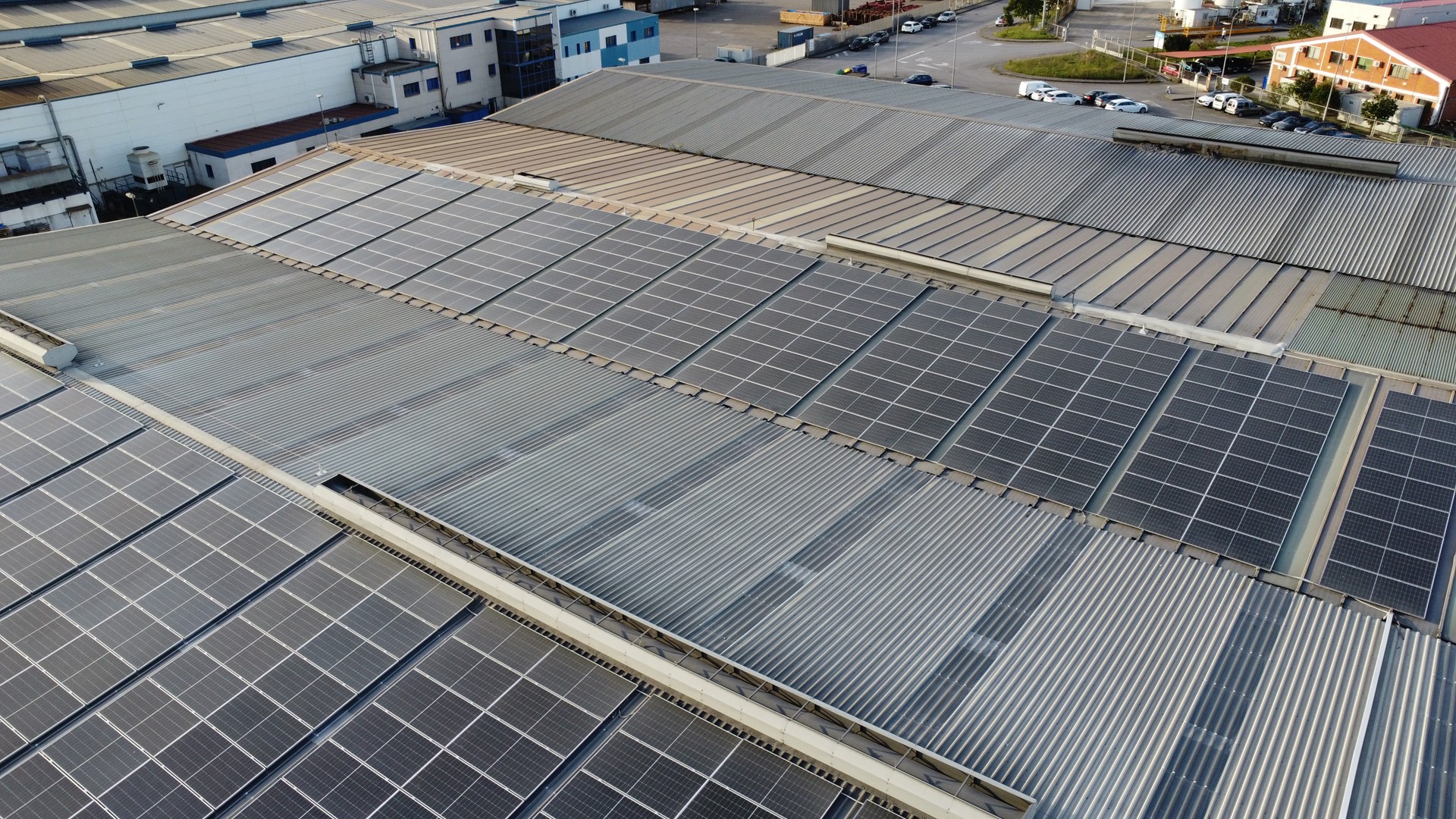 Instalación de paneles solares en empresa en Gijón: 294.3 kWp de potencia