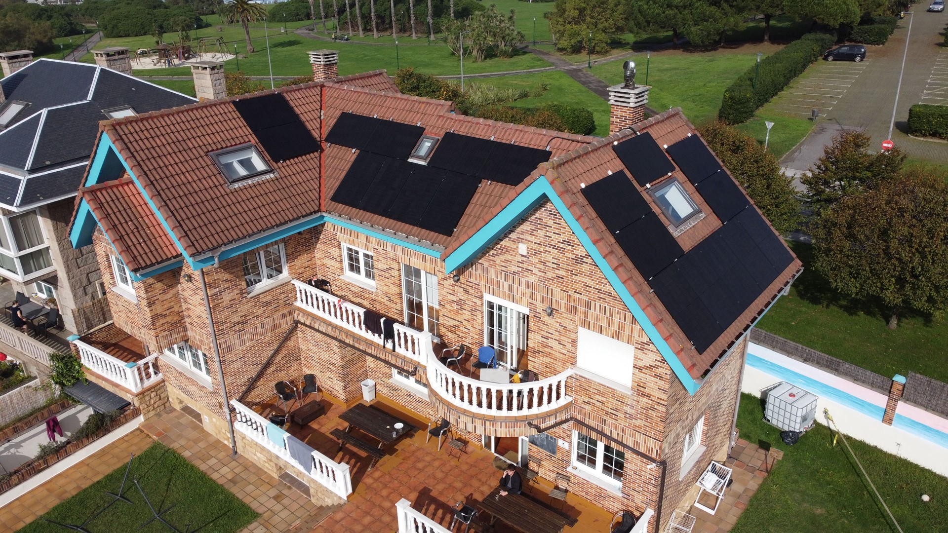 Nueva instalación de autoconsumo fotovoltaico en el Gijón Surf Hostel